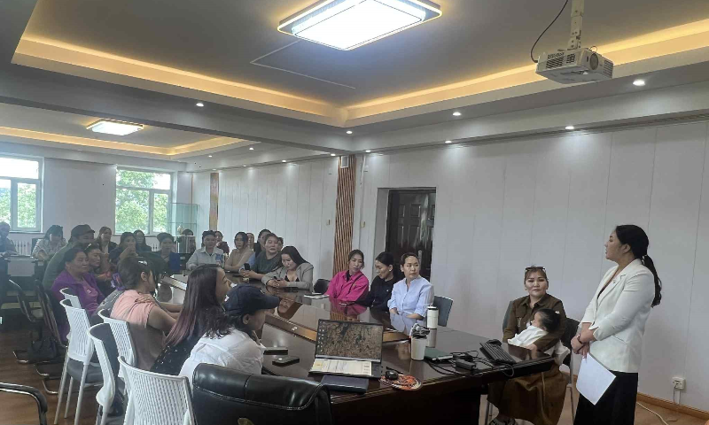 Стандартын хэрэгжилтийн үр дүнг нэмэгдүүлэх “Нэг стандарт-Нэгдсэн улс” нөлөөллийн аяны хүрээнд тус хэлтсийн бүтээгдэхүүн баталгаажуулалтын алба нь 2025 оны 06 дугаар сарын 04-ний өдөр Баянхонгор суманд үйл ажиллагаа байгаа, Үсчин гоо сайхан, халуун ус, сауны үйлчилгээ эрхэлж байгаа иргэн аж ахуйн нэгжид дараах стандартаар сургалт мэдээллийг хийлээ.
✅  Үс засах үйлчилгээнд тавих шаардлага 
      MNS5160;2020
✅  Халуун усны үйлчилгээ. Ерөнхий шаардлага. MNS 5163:2002
✅  Саун. Ерөнхий шаардлага MNS 5164:2010
✅  Хэмжил зүйн тухай хууль
ᠰᠲ᠋ᠠᠨᠳᠠᠷᠲ ᠤ᠋ᠨ ᢈᠡᠷᠡᢉᠵᠢᠯᠲᠡ ᠶ᠋ᠢᠨ ᠦᠷᠡ ᠳ᠋ᠦᠩ ᠢ᠋ ᠨᠡᠮᠡᢉᠳᠡᢉᠦᠯᢈᠦ “ᠨᠢᢉᠡ ᠰᠲ᠋ᠠᠨᠳᠠᠷᠲ ᠨᠢᢉᠡᠳᠦᢉᠰᠡᠨ ᠤᠯᠤᠰ” ᠨᠥᠯᠦᢉᠡᠯᠡᠯ ᠦ᠋ᠨ ᠠᠶᠠᠨ  ᠤ᠋ ᢈᠦᠷᠢᠶᠡᠨ ᠳ᠋ᠦ ᠲᠤᠰᠠ ᢈᠡᠯᠲᠡᠰ
ᠦ᠋ᠨ  ᠪᠦᠲᠦᢉᠡᢉᠳᠡᢈᠦᠨ ᠪᠠᠲᠤᠯᠠᠭᠠᠵᠢᠭᠤᠯᠤᠯᠲᠠ ᠶ᠋ᠢᠨ ᠠᠯᠪᠠ ᠨᠢ ᠪᠠᠶᠠᠩᠬᠣᠩᠭᠤᠷ ᠰᠤᠮᠤᠨ ᠳ᠋ᠤ ᠦᠢᠯᠡ ᠠᠵᠢᠯᠯᠠᠭᠠ ᠶᠠᠪᠤᠭᠤᠯᠳᠠᠭ᠂ᠦᠰᠦᠴᠢᠨ ᠭᠣᠣᠠ  ᠰᠠᠶᠢᠬᠠᠨ᠂ ᠬᠠᠯᠠᠭᠤᠨ
ᠤᠰᠤ ᠰᠠᠦ ᠶ᠋ᠢᠨ ᠦᠢᠯᠡᠴᠢᠯᠡᢉᠡ ᠡᠷᢈᠢᠯᠡᠵᠦ ᠪᠠᠶᠢᠭᠠ ᠢᠷᢉᠡᠨ ᠠᠵᠤ ᠠᠬᠤᠢ ᠶ᠋ᠢᠨ ᠨᠢᢉᠡᠴᠡ ᠳ᠋ᠦ ᠳᠠᠷᠠᠭᠠᢈᠢ  ᠰᠲ᠋ᠠᠨ᠋ᠳᠠᠷᠲ ᠢ᠋ᠶᠠᠷ ᠰᠤᠷᠭᠠᠯᠲᠠ ᠮᠡᠳᠡᢉᠡᠯᠡᠯ ᠢ᠋ ᢈᠢᠯᠡ
✅ ᠦᠰᠦ ᠵᠠᠰᠠᠬᠤ ᠦᠶᠢᠯᠡᠴᠢᠯᠡᢉᠡᠨ ᠳ᠋ᠦ ᠲᠠᠯᠪᠢᠬᠤ ᠱᠠᠭᠠᠷᠳᠠᠯᠭᠠ MNS᠕᠑᠖᠐;᠒᠐᠒᠐  
✅ ᠬᠠᠯᠠᠭᠤᠨ ᠤᠰᠤᠨ ᠤ᠋ ᠦᠢᠯᠡᠴᠢᠯᠡᢉᠡ᠃  ᠶᠡᠷᠦᠩᢈᠡᠢ ᠱᠠᠭᠠᠷᠳᠠᠯᠭᠠ᠃  MNS  ᠕᠑᠖᠓:᠒᠐᠐᠒
✅  ᠰᠠ ᠦ᠋ᠨ᠋᠃  ᠶᠡᠷᠦᠩᢈᠡᠢ ᠱᠠᠭᠠᠷᠳᠠᠯᠭᠠ MNS ᠕᠑᠖᠔:᠒᠐᠑᠐ 
✅  ᢈᠡᠮᠵᠢᠯ ᠵᠦᠢ ᠶ᠋ᠢᠨ ᠲᠤᠬᠠᠢ ᠬᠠᠤᠯᠢ  ᢈᠡᠮᠵᠢᠯ ᠵᠦᠢ ᠶ᠋ᠢᠨ ᠲᠤᠬᠠᠢ ᠬᠠᠤᠯᠢ